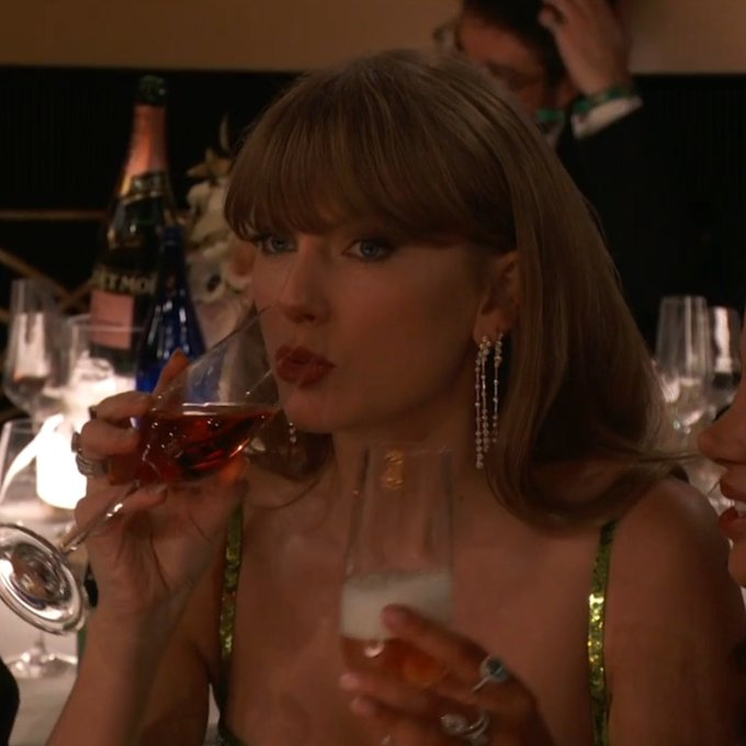 miblogestublog's tweet photo. me, when the bartender yells "last call!" https://t.co/NhOIYPvqwL
