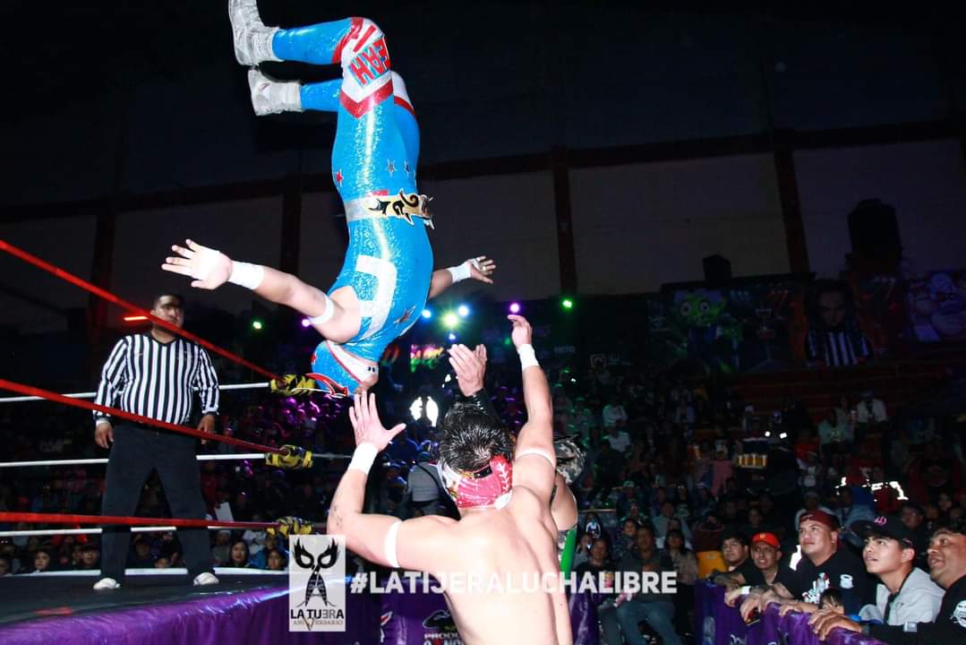 LaTijeraLucha's tweet photo. La función de #DiaDeReyes en la #NezaOriginal arranca con lluvia de monedas para ambas duplas que se entregaron de principio a fin con triunfo de #BlackPardus y #ComandoSalazar quienes volaron y consiguieron lo anhelo ante #ZetaBoy y #ChavoDavila; en un marco pletórico.
#latijera https://t.co/E0G68smt9d