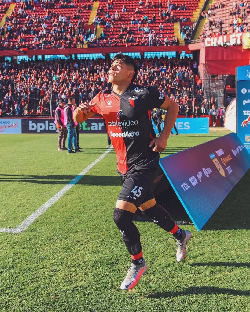 Hoy después de 8 años me toca despedirme del club que me abrió las puertas para lograr el sueño de todo pibe, gracias por todo <a href="/ColonOficial/">Club Atlético Colón ⭐</a> 🔴⚫️ gracias  por tanto cariño sabaleros, siempre lo dije que la gente de Colón esta totalmente loca 🤩 EL PUEBLO ES DE COLÓN ❤️🖤