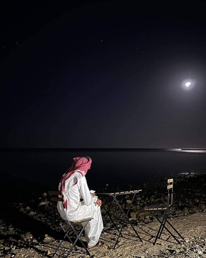 كأنني بحر أرهقته العواصف وممرات
السفن أتدري ما معنى أن يتعب البحر..🌒⚓