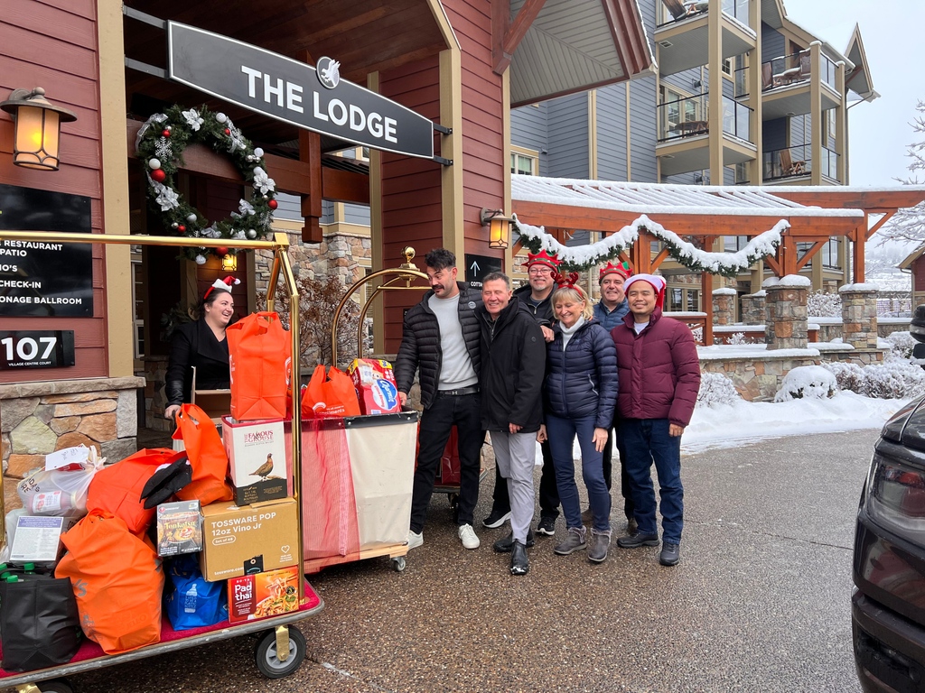 predatorridge's tweet photo. #TeamPred celebrates a heartwarming holiday season:
We fulfilled local wishes, donated rice to 80 Filipino families, and collected 4 truckloads of food for Vernon Food Bank. We're a family spreading kindness! π #HolidayGiving #CommunityLove https://t.co/oLJtFTWc6x