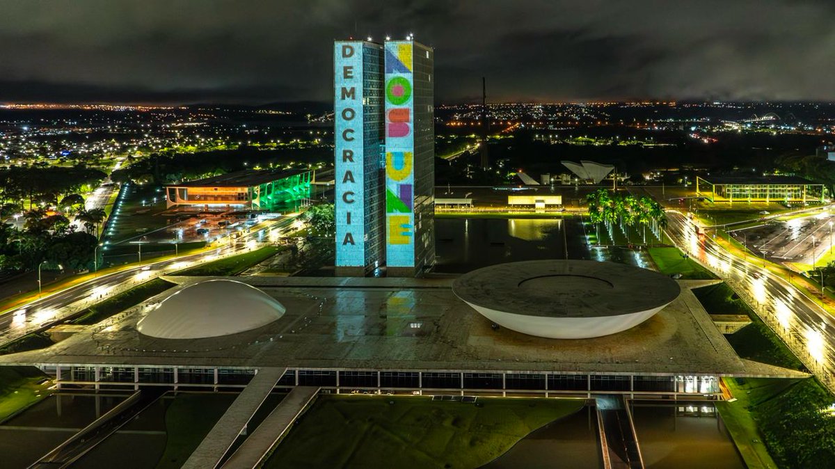 MidiaNINJA's tweet photo. Projeções no Congresso Nacional na véspera do marco de 1 ano da tentativa de golpe sofrida em 2023 reforçam a mensagem do governo sobre a defesa da democracia brasileira.

📸 Rubens Gallerani Filho/Audiovisual/PR https://t.co/yyDzO0Db0D