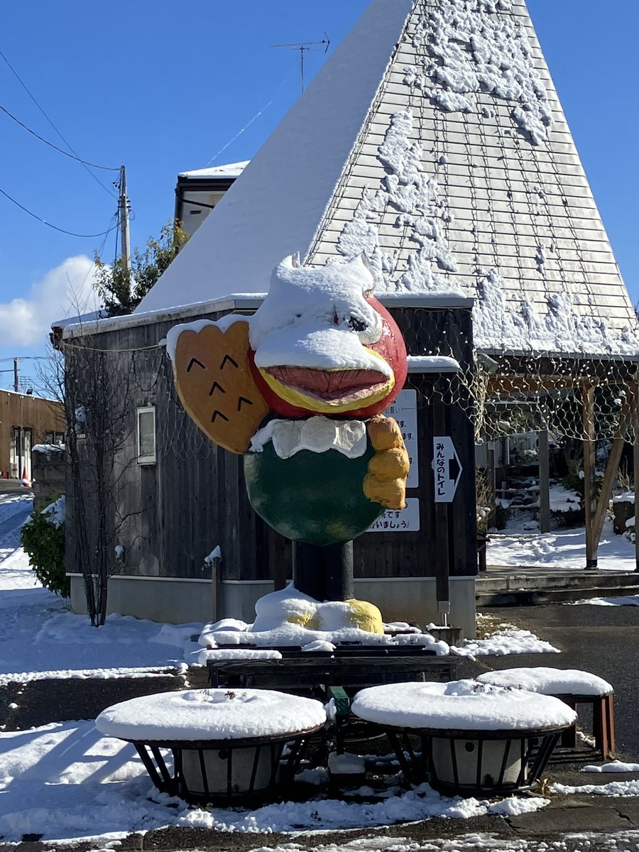 ToyShopUeda's tweet photo. 1/8 OPEN 10:00-18:00

矢吹町では昨晩から雪が降りました。やぶきじくんもご覧のとおり。成人式の日は雪が降るイメージ。新成人の皆様、おめでとう���ざいます🎉
本日もご来店お待ちしております！

#toyshopueda #トイショップウエダ
#おもちゃ #おもちゃ屋 #レトロ #福島県 #矢吹町 #やぶきじくん https://t.co/Clss50fkGB
