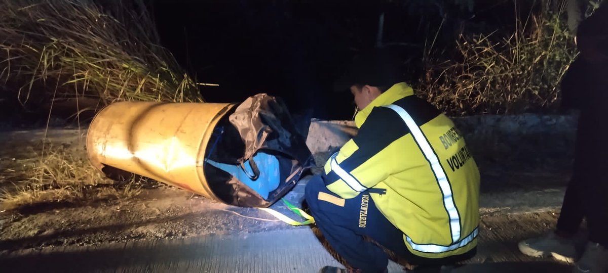En el km. 27 Ruta al Atlántico, dirección sur a norte, fue localizo un cuerpo dentro de un tonel.

No se logra definir el sexo, el cuerpo está atado de pies y manos, solo se  logra ver una pijama de color celeste.
#CVBalServicio