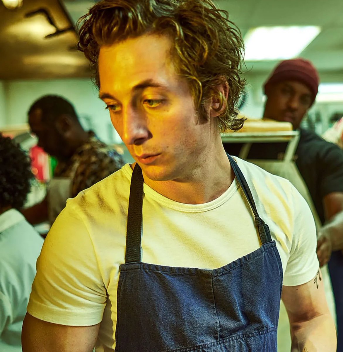 musictrendscol's tweet photo. #GoldenGlobes: Jeremy Allen White gana el Globo de Oro a Mejor Actor en una serie de televisión por su papel protagónico en ‘The Bear’ 📺 https://t.co/nyHlHYdLu7