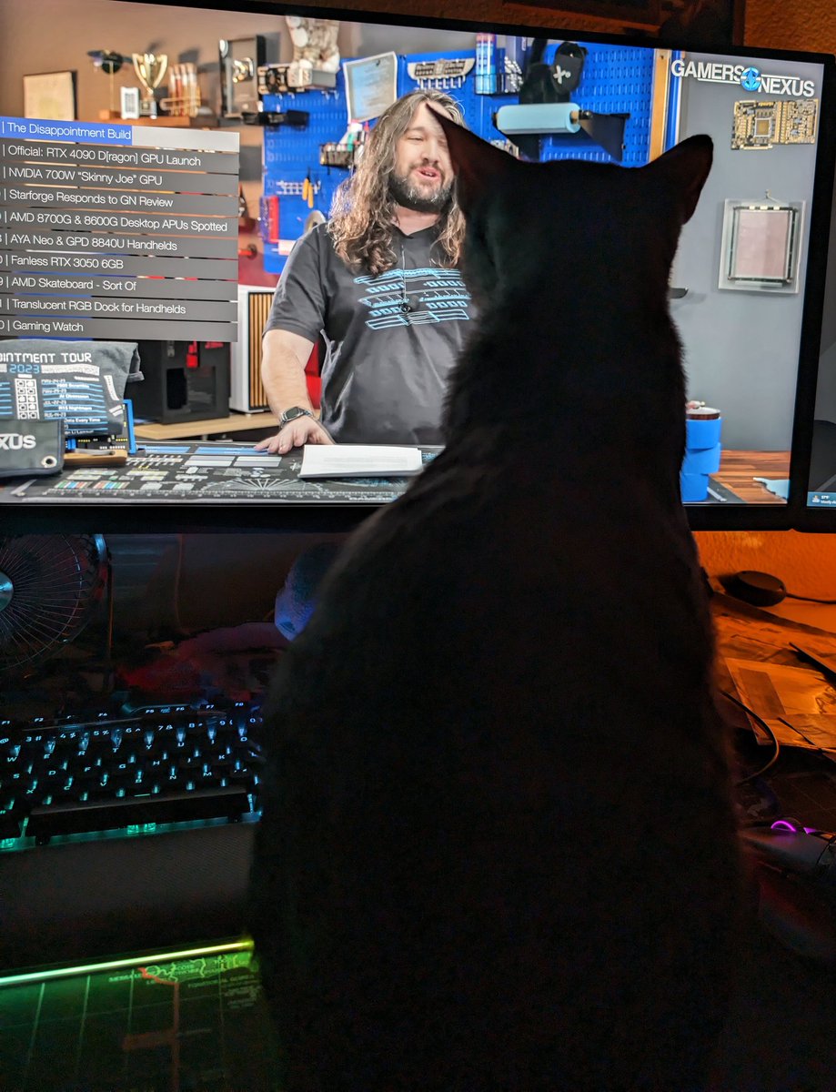 Protocol_0's tweet photo. @GamersNexus  when you are trying to catch up on your gamersnexus vids.  I think Snowflake is broadcasting new missions to the others https://t.co/7WrDiqpLgz