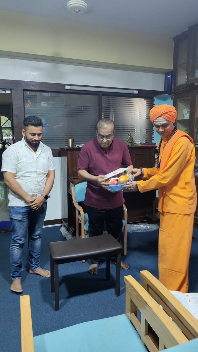 basavadala's tweet photo. ಕೂಡಲಸಂಗಮದಲ್ಲಿ 2024ರ ಜನವರಿ 12, 13 ಮತ್ತು 14ರಂದು ನಡೆಯುವ
37ನೇ ಶರಣ ಮೇಳ ಕಾರ್ಯಕ್ರಮಕ್ಕೆ ಆಗಮಿಸುತ್ತಿರುವ
ಖ್ಯಾತ ಚಲನಚಿತ್ರ ಸಂಗೀತ ನಿರ್ದೇಶಕರಾದ ನಾದಬ್ರಹ್ಮ ಹಂಸಲೇಖ ಅವರಿಗೆ ಶರಣ ಮೇಳ ಉತ್ಸವ ಸಮಿತಿ ಹಾಗೂ ರಾಷ್ಟ್ರೀಯ ಬಸವ ದಳ ಪರವಾಗಿ ಆತ್ಮೀಯ ಸುಸ್ವಾಗತ
#Hamsaleka https://t.co/e7zhuJ3WVU