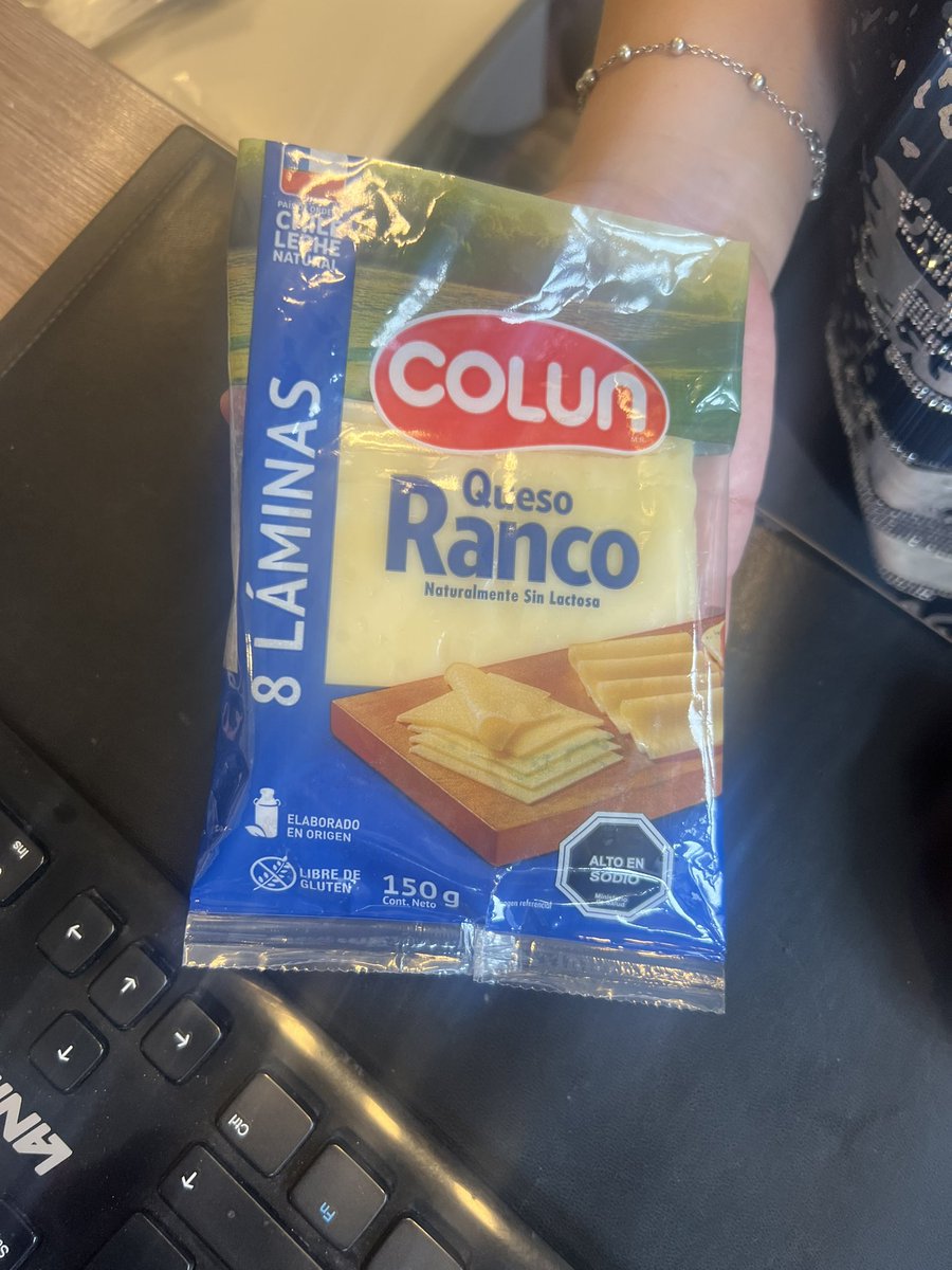 AmandaRebolledo's tweet photo. El día viernes compré un queso @ColunCl, hoy lo abrí y pasó esto, perdí la boleta pero lo compré en @JumboChile Santa Cruz, que rabia q vendan productos así, y sin boleta nadie responde, el queso sellado no se veía que venía malo :( https://t.co/vALjcueMvH