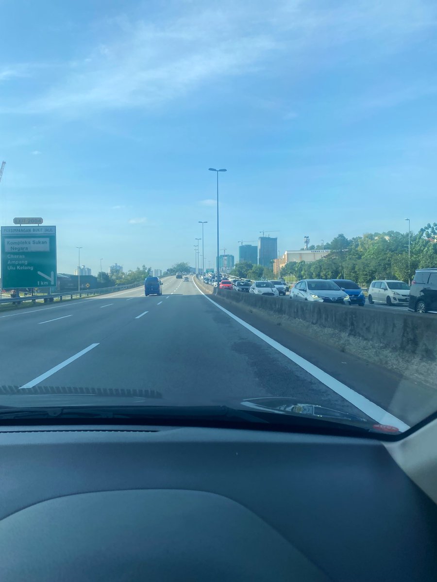hisyam____'s tweet photo. Korang yang duduk di Putrajaya yang bekerja di kolumpo ni office hour pukul berapa sebenarnya ya? Musykil juga aku dah pukul 10 pagi pun lepak dalam jem lagi https://t.co/v3PlkoDBhG
