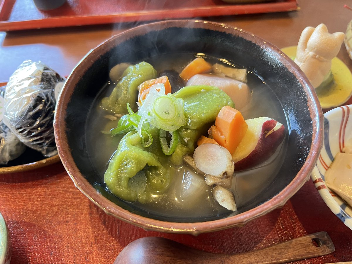 be_a_racer_'s tweet photo. 今年もこの季節がやってきた🤤
だご汁最高〜
初のおむすび3つ( ✌︎'ω')✌︎
#上益城
#greentealab
#だご汁御膳
#大福茶 https://t.co/Pn4zF9syus