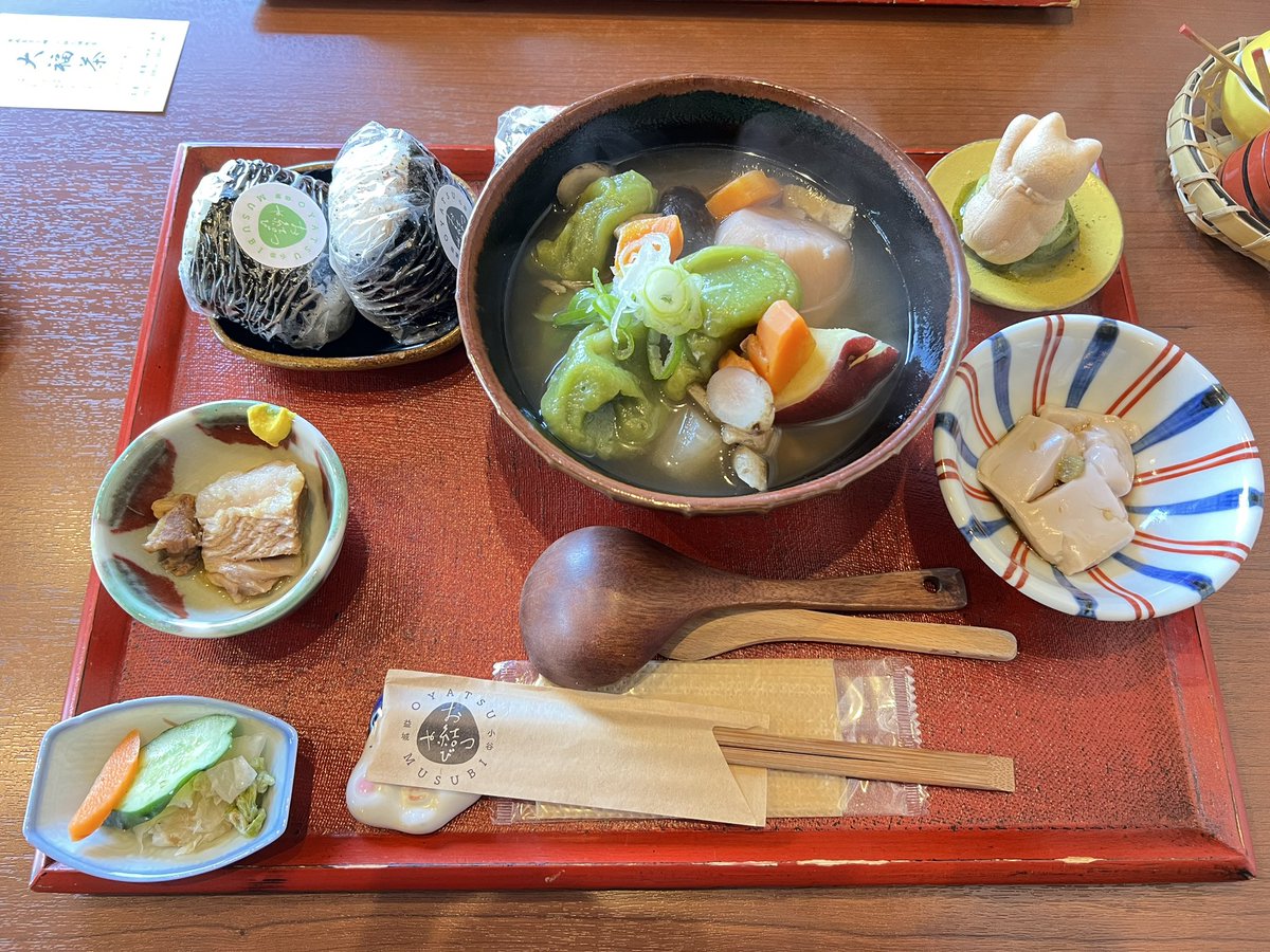 be_a_racer_'s tweet photo. 今年もこの季節がやってきた🤤
だご汁最高〜
初のおむすび3つ( ✌︎'ω')✌︎
#上益城
#greentealab
#だご汁御膳
#大福茶 https://t.co/Pn4zF9syus
