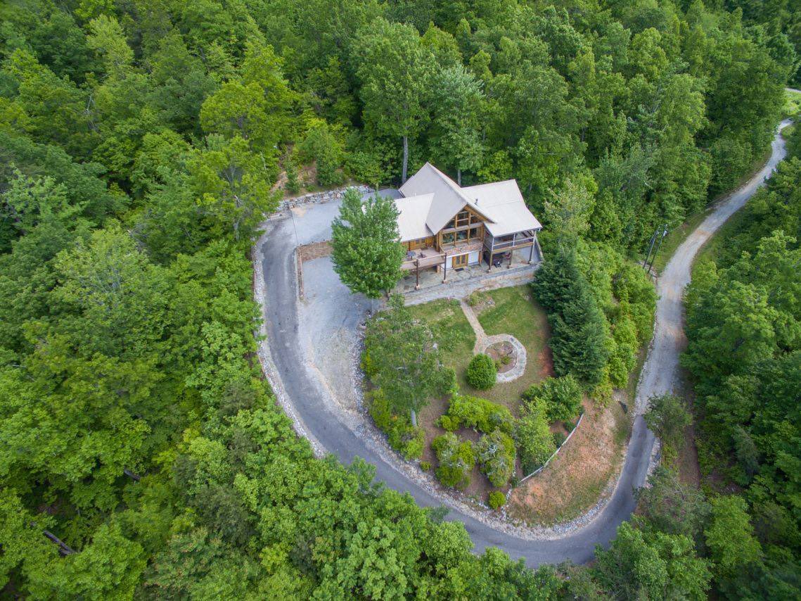 Looking for a winter getaway? 

Schedule a few nights at At Last Lodge, a luxury vacation rental in the Blue Ridge Mountains of North Carolina. instagram.com/atlastatsassaf…