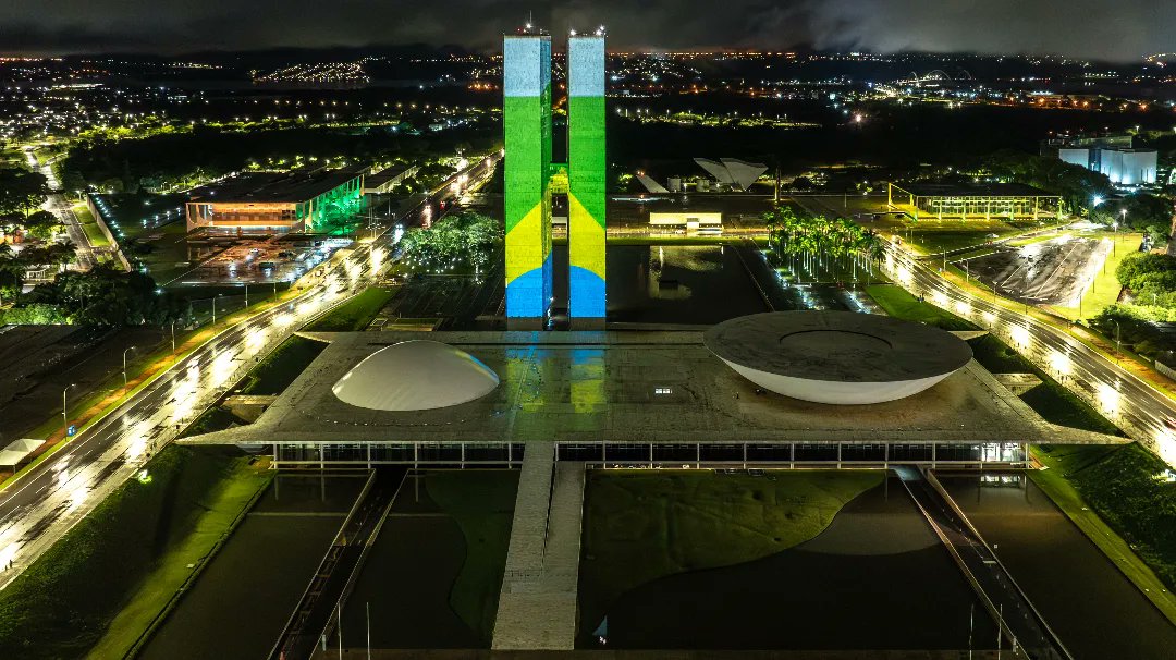 lucianasantos's tweet photo. Para começar a semana, a força que resulta da união do nosso povo. 

Projeção "Democracia nos une" 🇧🇷

📸 Rubens Gallerani Filho/Audiovisual/PR https://t.co/pZGpIuZMAn