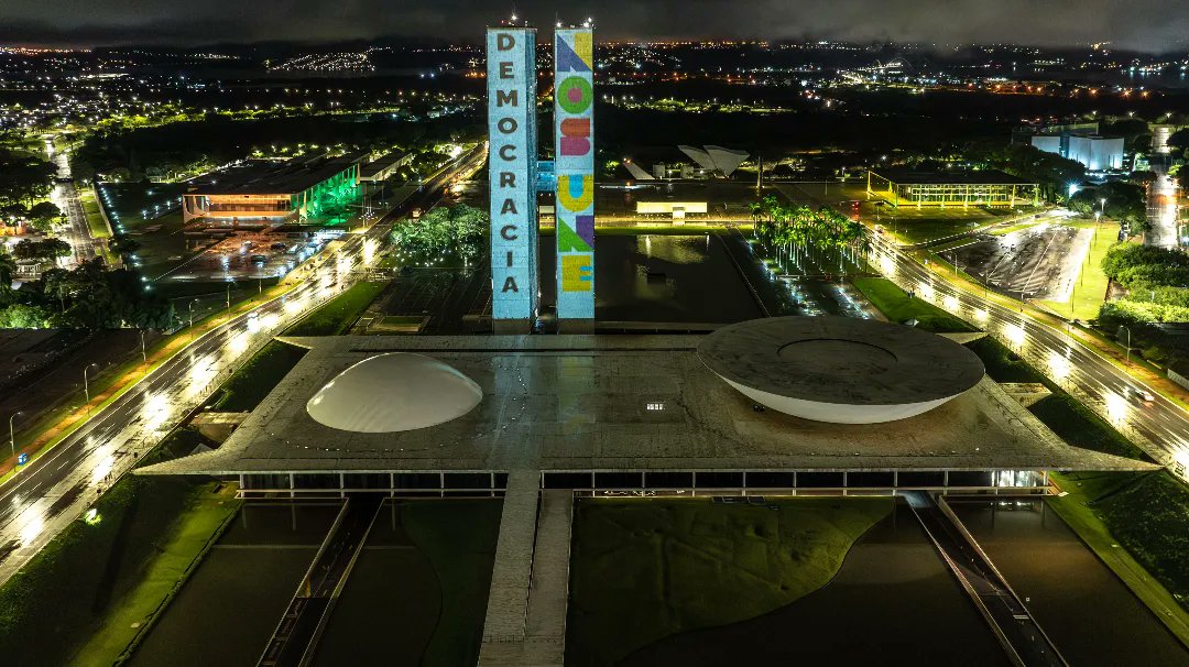 lucianasantos's tweet photo. Para começar a semana, a força que resulta da união do nosso povo. 

Projeção "Democracia nos une" 🇧🇷

📸 Rubens Gallerani Filho/Audiovisual/PR https://t.co/pZGpIuZMAn