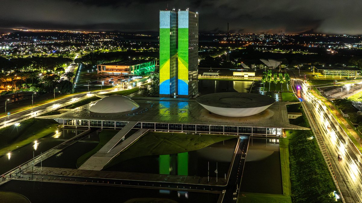 lucianasantos's tweet photo. Para começar a semana, a força que resulta da união do nosso povo. 

Projeção "Democracia nos une" 🇧🇷

📸 Rubens Gallerani Filho/Audiovisual/PR https://t.co/pZGpIuZMAn