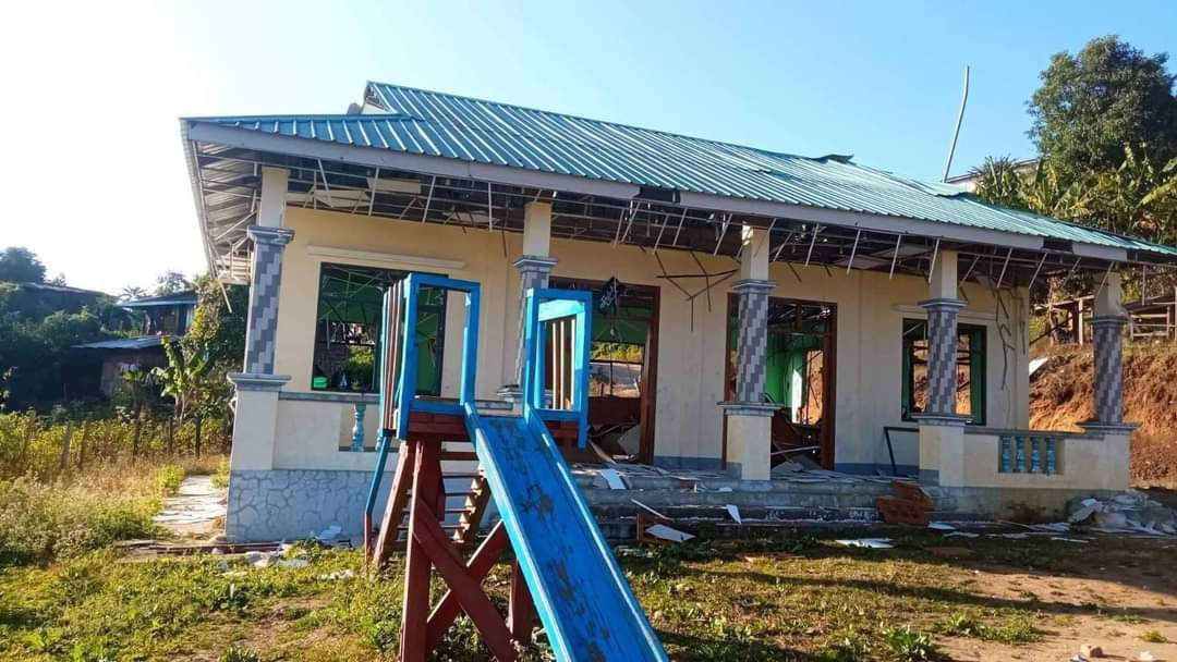 CrphMyanmar's tweet photo. Yesterday, 5️⃣ local residents including 3️⃣ female teachers killed in the junta's bombings on a #school located in Myothit Village, Nant Sam Township, #Shan State.

Attacks on civilians are violation of international humanitarian law. 

#NotATarget
#WarCrimes https://t.co/j5nL6i5Sq3