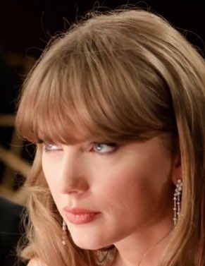 I would be TERRIFIED if taylor swift glared at me this way