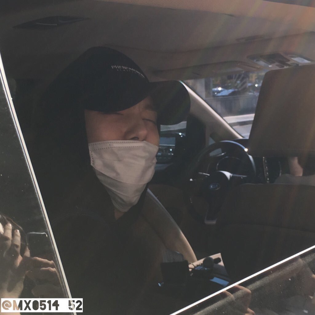 sambakjaa's tweet photo. omg that was so cute but i remembered minhyuk pulling his card and handing it to mbbs bc he misheard "heart" as "card" ㅋㅋㅋ like hE WAS WILLING JAGSHAGS https://t.co/RuddWB00hR
