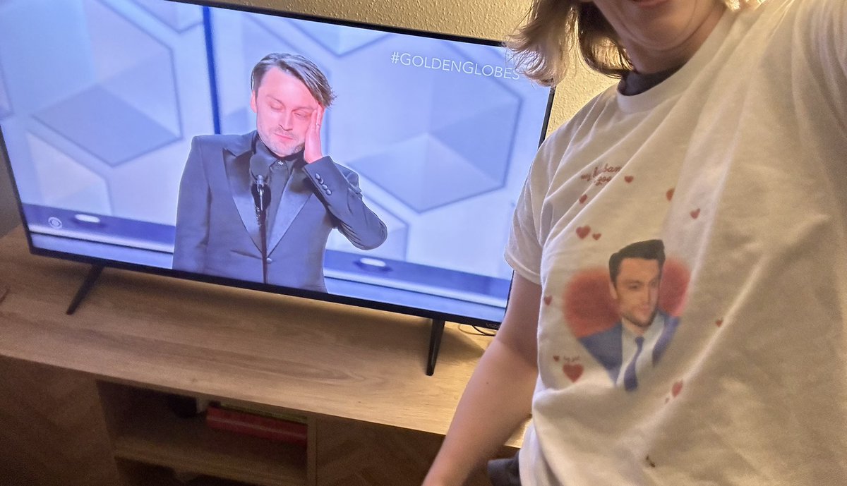 queensgambite's tweet photo. Wearing my buggirl200 kieran culkin shirt as he won the golden globe https://t.co/3TeBd28CQs