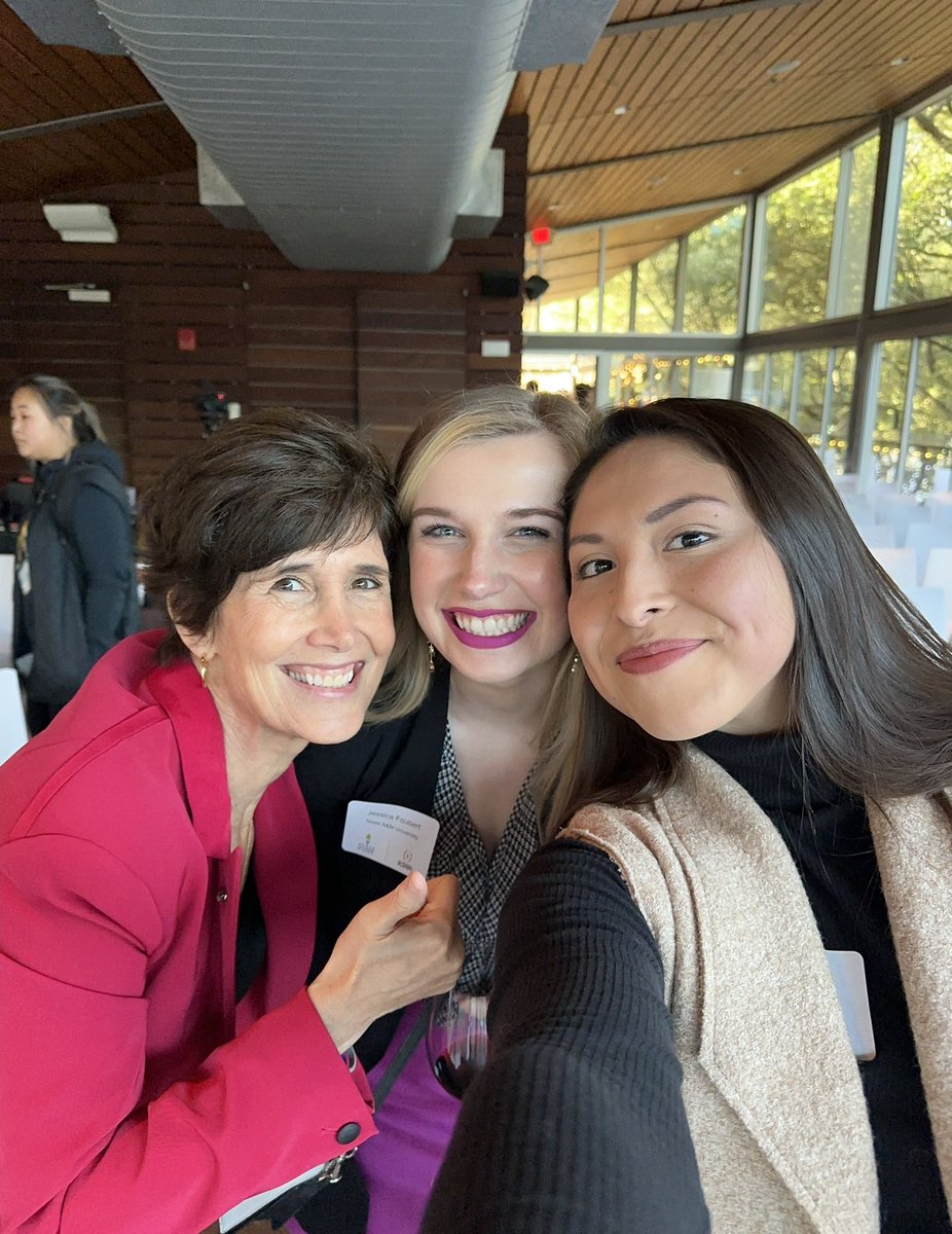 emilydr5's tweet image. Enjoyed my time attending the @CFBPlayoff Celebrating Female Playmakers event this weekend! @PattiPhillips10 and the panelists were incredible! Thank you for the opportunity @_WomenLeaders ✨
#WomenLeadersinSports 💙💚