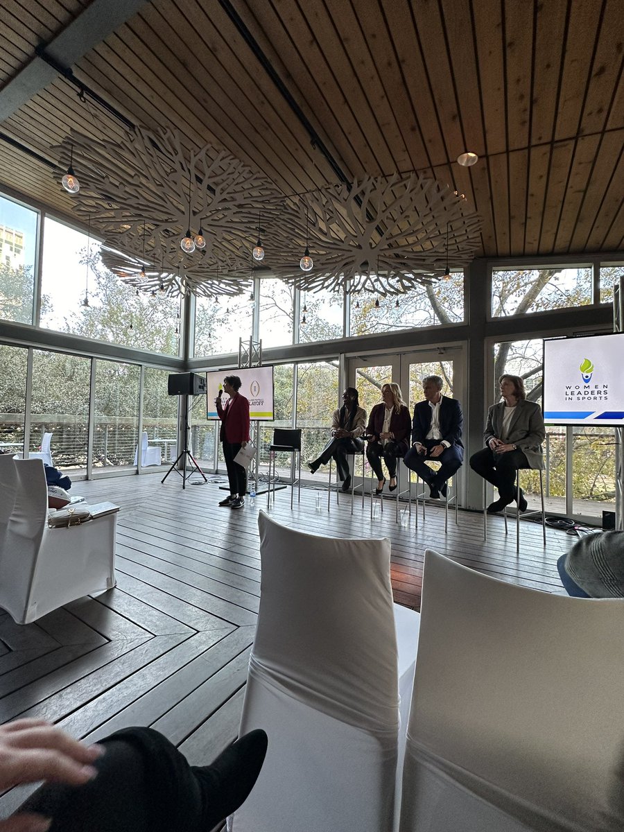 emilydr5's tweet image. Enjoyed my time attending the @CFBPlayoff Celebrating Female Playmakers event this weekend! @PattiPhillips10 and the panelists were incredible! Thank you for the opportunity @_WomenLeaders ✨
#WomenLeadersinSports 💙💚