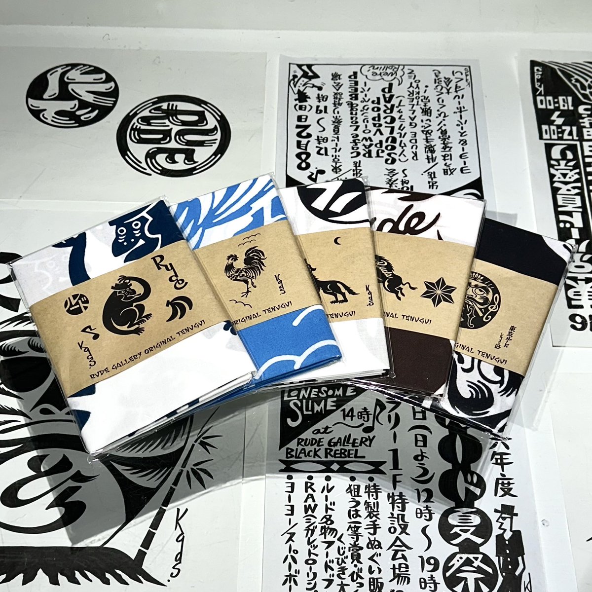 B_GALLERY_'s tweet photo. Rude Gallery × Kads MIIDA / 手拭
¥2,200-(https://t.co/uyj8IUwBep)
Item No.58-47-7009

店頭・オンラインにて販売中です。

￣￣￣￣￣￣￣￣￣￣￣￣￣￣￣￣￣
東京ルード展
開催期間：2023年12月22日（金）～ 1月14日（日）
開催店舗：ビームス ジャパン（新宿）5F 『B GALLERY』 https://t.co/cpmXGkQeQM