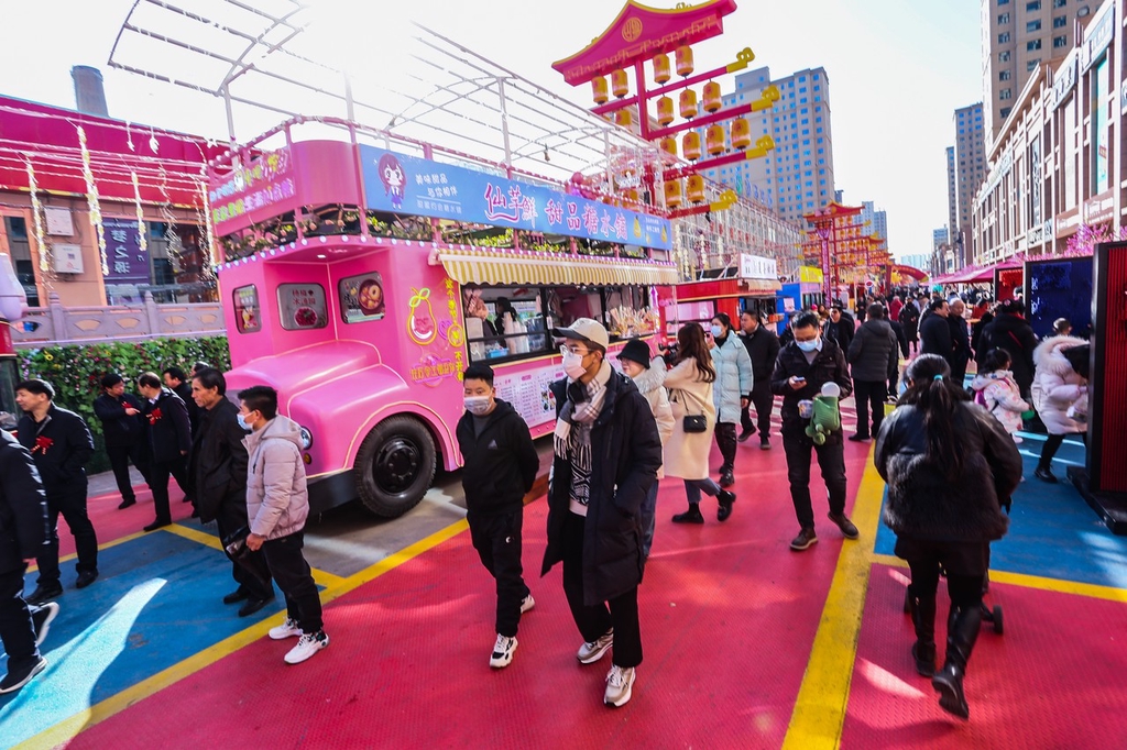 ExploreGansu's tweet photo. 🎉🆕As New Year broke, Kongtong Never Sleeps, a new cultural and tourism project, opened in Pingliang, #Gansu province.
👨👩👧🛍️This project has attracted many locals and tourists, who have come to enjoy the scenery, travel, and shop. #CharmingGansu #GansuGlance https://t.co/waSyVOEo5E