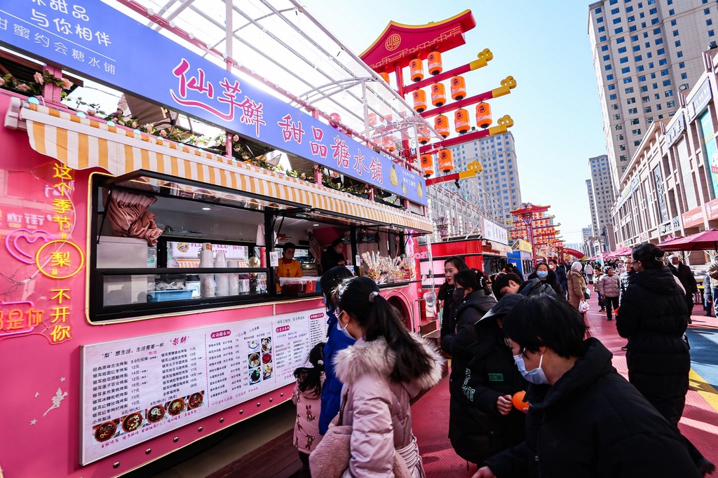 ExploreGansu's tweet photo. 🎉🆕As New Year broke, Kongtong Never Sleeps, a new cultural and tourism project, opened in Pingliang, #Gansu province.
👨👩👧🛍️This project has attracted many locals and tourists, who have come to enjoy the scenery, travel, and shop. #CharmingGansu #GansuGlance https://t.co/waSyVOEo5E