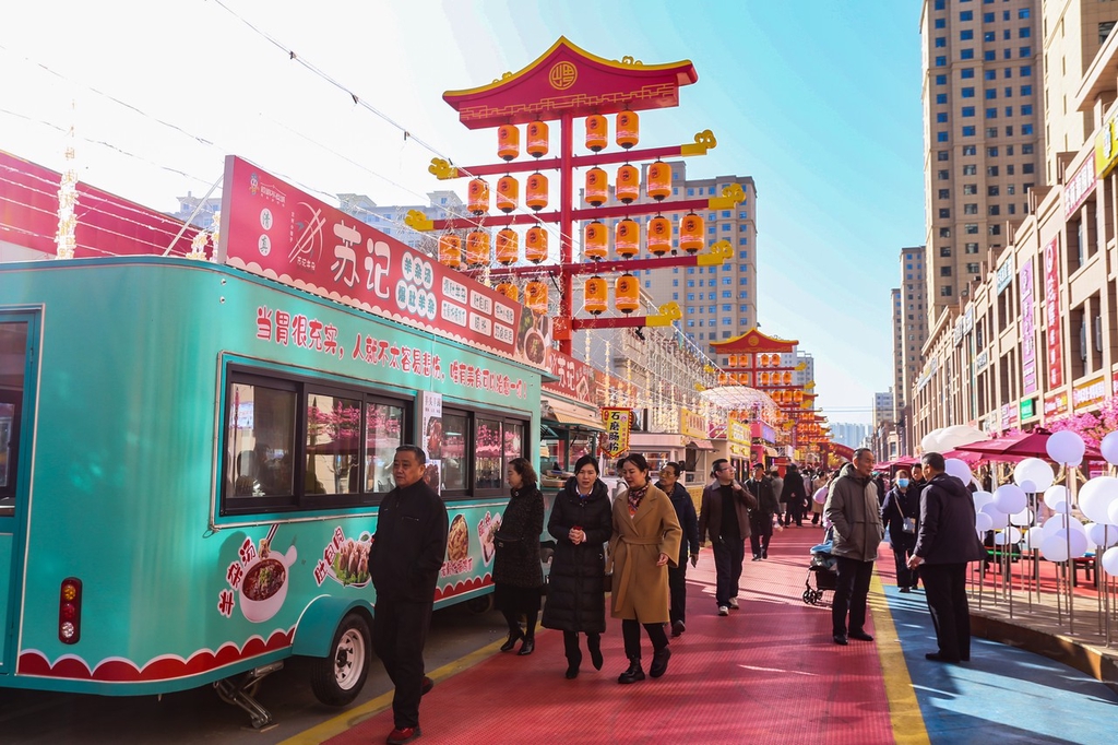 ExploreGansu's tweet photo. 🎉🆕As New Year broke, Kongtong Never Sleeps, a new cultural and tourism project, opened in Pingliang, #Gansu province.
👨👩👧🛍️This project has attracted many locals and tourists, who have come to enjoy the scenery, travel, and shop. #CharmingGansu #GansuGlance https://t.co/waSyVOEo5E