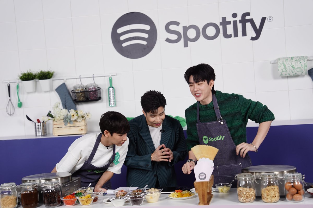 SpotifyTH's tweet photo. มาเปิดส.ค.ส. ปีใหม่ ให้เบบี๋ #OffGunSpotiFans เป็นภาพเบื้องหลังงาน Cooking Crush Off &amp; Gun Virtual Fanmeet for #SpotiFans ขอบคุณเบบี๋ #ออฟกัน ทุกคนอีกครั้งน้า

ฟัง 'วัยรัก วัยเลิฟ Why I Love You' ต่อให้ใจฟูสุดๆ กัน 🥰 https://t.co/fkou3xzjZd https://t.co/sW1IwYQRAm