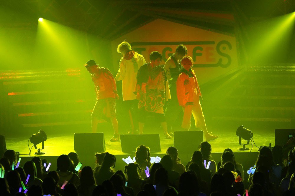 stagefes_staff's tweet photo. ／／

#ステフェス2023 見逃し配信
本日8日(月)23:59まで!!

＼＼

配信チケット発売中▽
第1部・第2部 単品チケット:8日22時まで
通し券：8日20時まで
https://t.co/KoGkY0RX6s

#ステフェス2023 振り返り 
#パラステ 編(第1部)

4チーム全員集合!!
アツいパフォーマンスを披露しました🔥

♪OUTSIDERZ -悪漢奴等 is Justice-(悪漢奴等)
♪Back Off (cozmez)
♪One Shot One Kill (The Cat's Whiskers)
♪F△Bulous (BAE)
♪ROWDIEZ -悪漢奴等 Wanted Vibes- (悪漢奴等)
♪Better Days(cozmez)
♪Here We Go(オールキャスト)