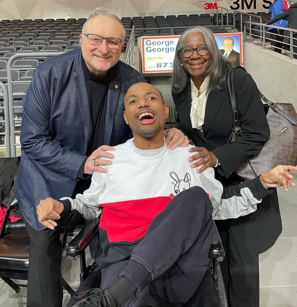 Seriously if you don’t love Terrell @mzmac16 you don’t have a ❤️, it’s the high point of every @londonlightning game as we celebrate their opening Home Game, Ring Ceremony for last years @officialnblc 🏆, honor one of their great fans Harry & welcome them to BSL family‼️

🇨🇦🏀🇺🇸