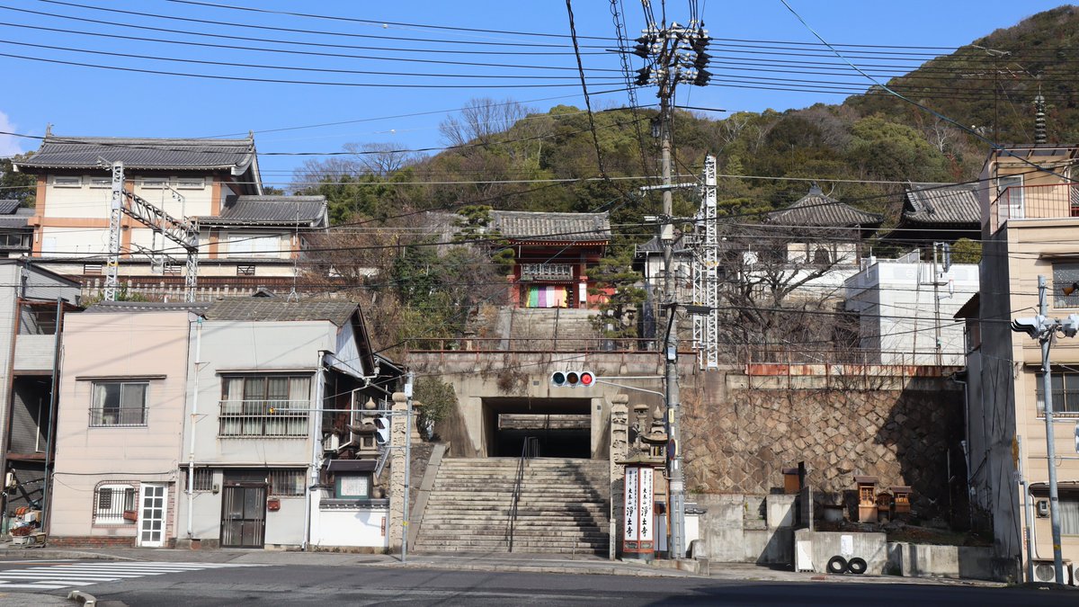 lidges's tweet photo. 【舞台探訪記事更新】『ぽんのみち』 舞台探訪（聖地巡礼） ～広島県尾道市～ https://t.co/6QcicdKpkA
今年最初の記事は尾道舞台の冬アニメ「ぽんのみち」です。
EDの写真カットは随時追加しますので、とりあえず本編部分���先に公開。
#ぽんのみち #butaitanbou https://t.co/ebFWTyCz83