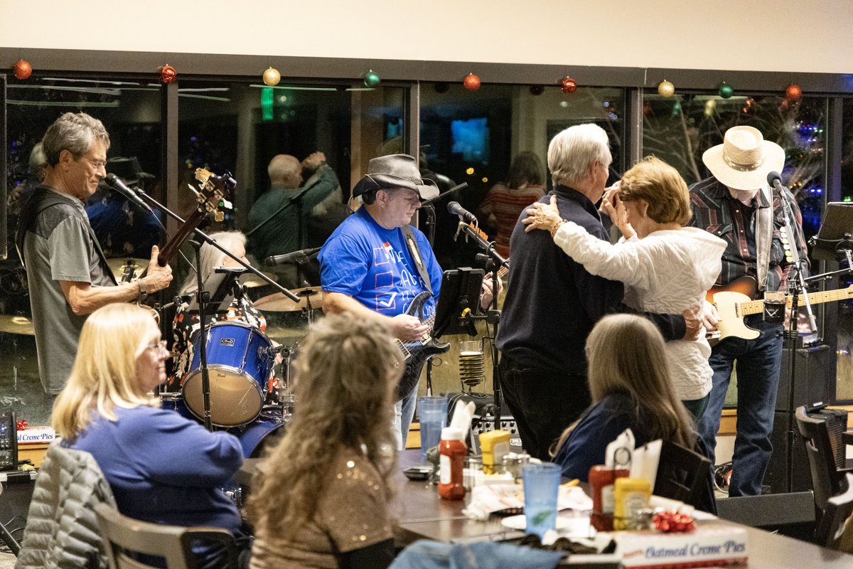 ssprd's tweet photo. December's Music in the Grill at South Suburban Golf Course Bar and Grill with Yellow Dog Blues Band was so much fun! We hope you'll join us for the next one on Friday, Jan. 12 from 6-9 pm when Groove Control will be playing! 🎸🎶 #LiveMusic #GrooveControl #MusicInTheGrill https://t.co/nMb44O5EkO