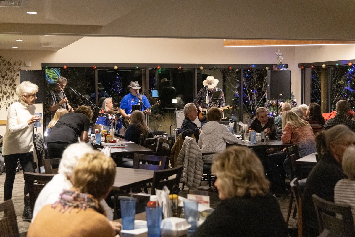 ssprd's tweet photo. December's Music in the Grill at South Suburban Golf Course Bar and Grill with Yellow Dog Blues Band was so much fun! We hope you'll join us for the next one on Friday, Jan. 12 from 6-9 pm when Groove Control will be playing! 🎸🎶 #LiveMusic #GrooveControl #MusicInTheGrill https://t.co/nMb44O5EkO