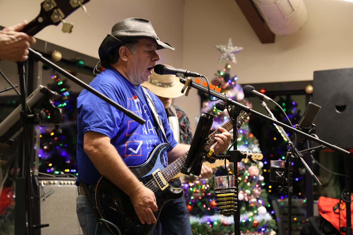 ssprd's tweet photo. December's Music in the Grill at South Suburban Golf Course Bar and Grill with Yellow Dog Blues Band was so much fun! We hope you'll join us for the next one on Friday, Jan. 12 from 6-9 pm when Groove Control will be playing! 🎸🎶 #LiveMusic #GrooveControl #MusicInTheGrill https://t.co/nMb44O5EkO