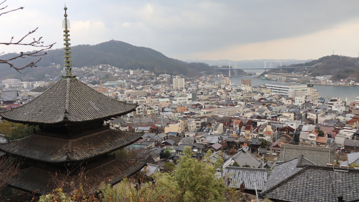 lidges's tweet photo. 【舞台探訪記事更新】『ぽんのみち』 舞台探訪（聖地巡礼） ～広島県尾道市～ https://t.co/6QcicdKpkA
今年最初の記事は尾道舞台の冬アニメ「ぽんのみち」です。
EDの写真カットは随時追加しますので、とりあえず本編部分���先に公開。
#ぽんのみち #butaitanbou https://t.co/ebFWTyCz83