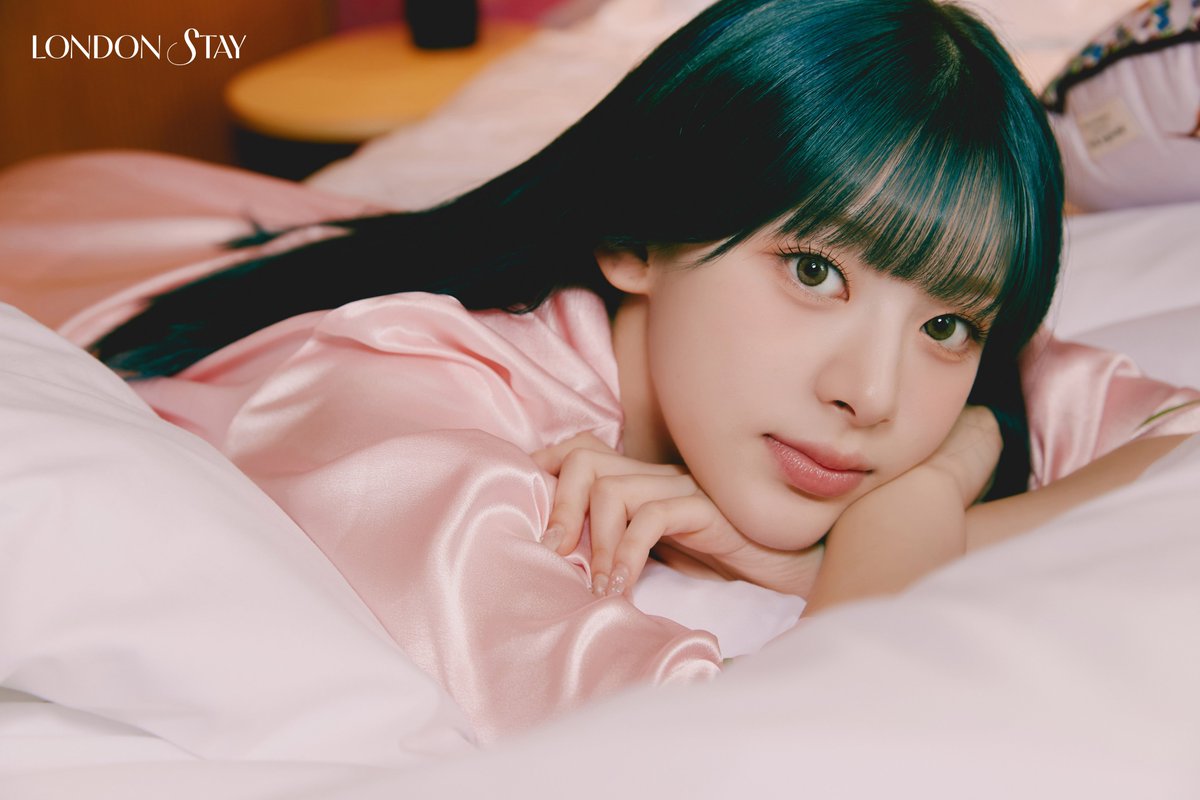 📸
STAYC(스테이씨)
2024 PHOTO BOOK
[London STAY]

Concept Photo
#Seeun #세은

💖예약 판매 일정
240108 3PM ~ 240119 11:59PM (KST)

🔗 bitly.ws/392Rp

#STAYC #스테이씨
#LoveGreatBritain
<a href="/STAYC_official/">STAYC(스테이씨)</a>