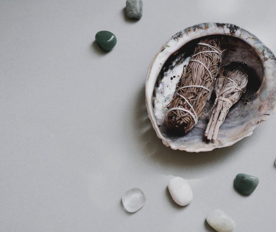 Start your New Year with peace of mind 🧘‍♀️ 🧘 
Sage Smudge Sticks & How To Use Them. 💨
buff.ly/48AsCXb

#negativeenergy #promotepositivity #clearbadenergy #sageburning #spiritual #spirituality #blogpost #wellness #houseclearance