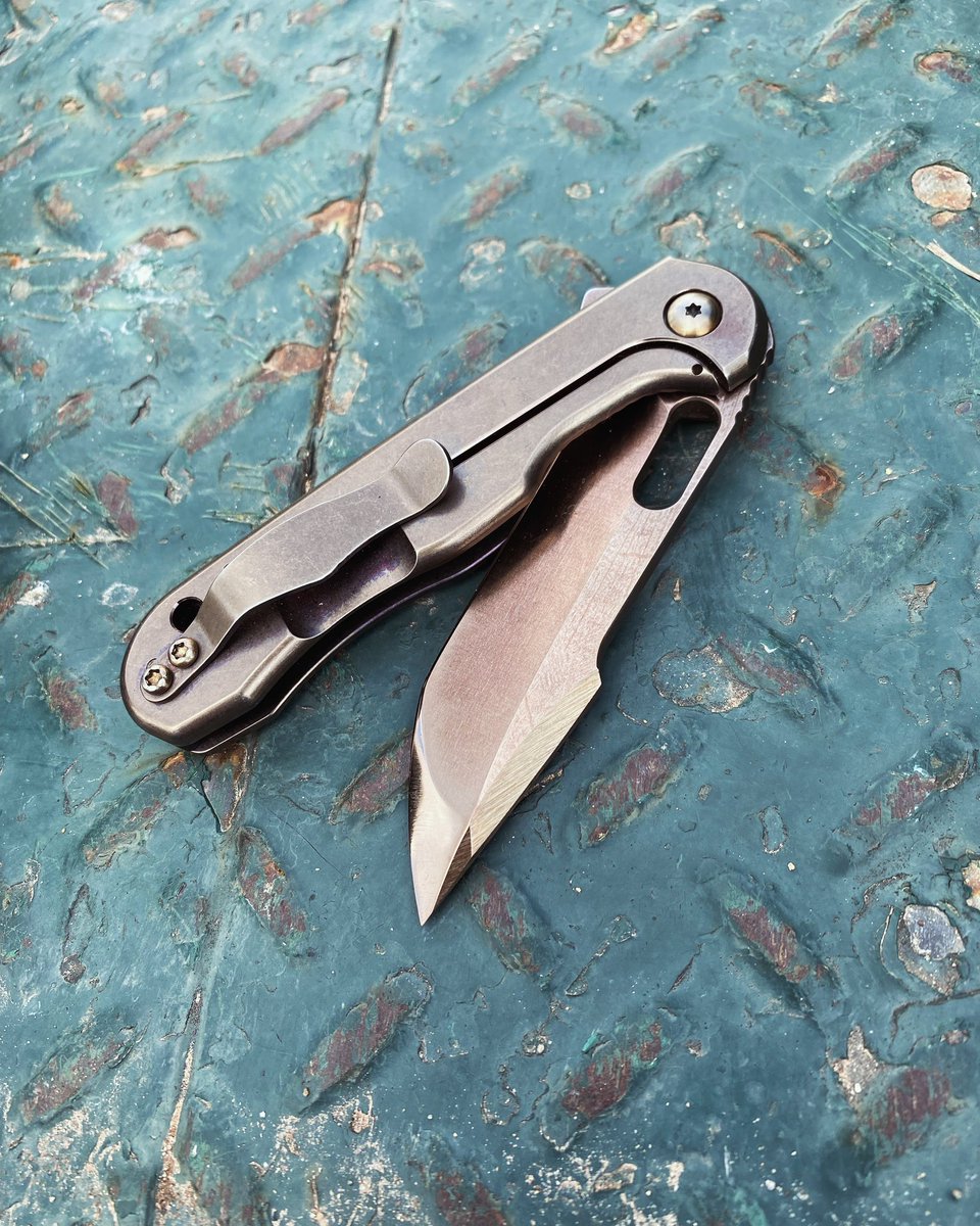 KevinCo55931013's tweet photo. Sunday Carry:)

#tac3 #mcginnisknives #collab #hortonknives #titanium #platinumgrind #baked #chiselgrind #jarome https://t.co/z422Y28H9v