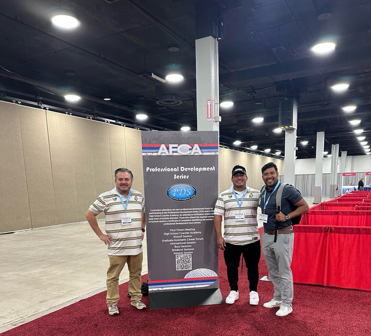 Tercer_Cuarto's tweet photo. 🙌🏻 PARTE DEL CONTINGENTE MEXICANO 🇲🇽

Staff del equipo 🟤 @clubcherokees también está presente en la Convención de Coaches AFCA 2024 que se realiza en 🇺🇸 Nashville, Tennessee 

- Othón Hernández 
- Alejandro Díaz
- Oscar Ramírez 

#HablemosDeFootball🗣️🏈 https://t.co/WsRi58stHd