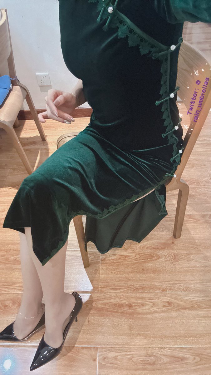 第一次看我穿旗袍吧？😊
丝袜是诗婉家的清肌系列，超级隐形
🧦：@shiwansilkivate
#诗婉Silkivate
#pantyhose #stocking  #丝袜控 #高跟鞋 #裤里丝 #OL #连裤袜 #玉足 #丝袜 #美腿 #丝足
@2blackstocking 
@hutuiaitewo
@SKphotoSK https://t.co/hZ3kSkpUW6