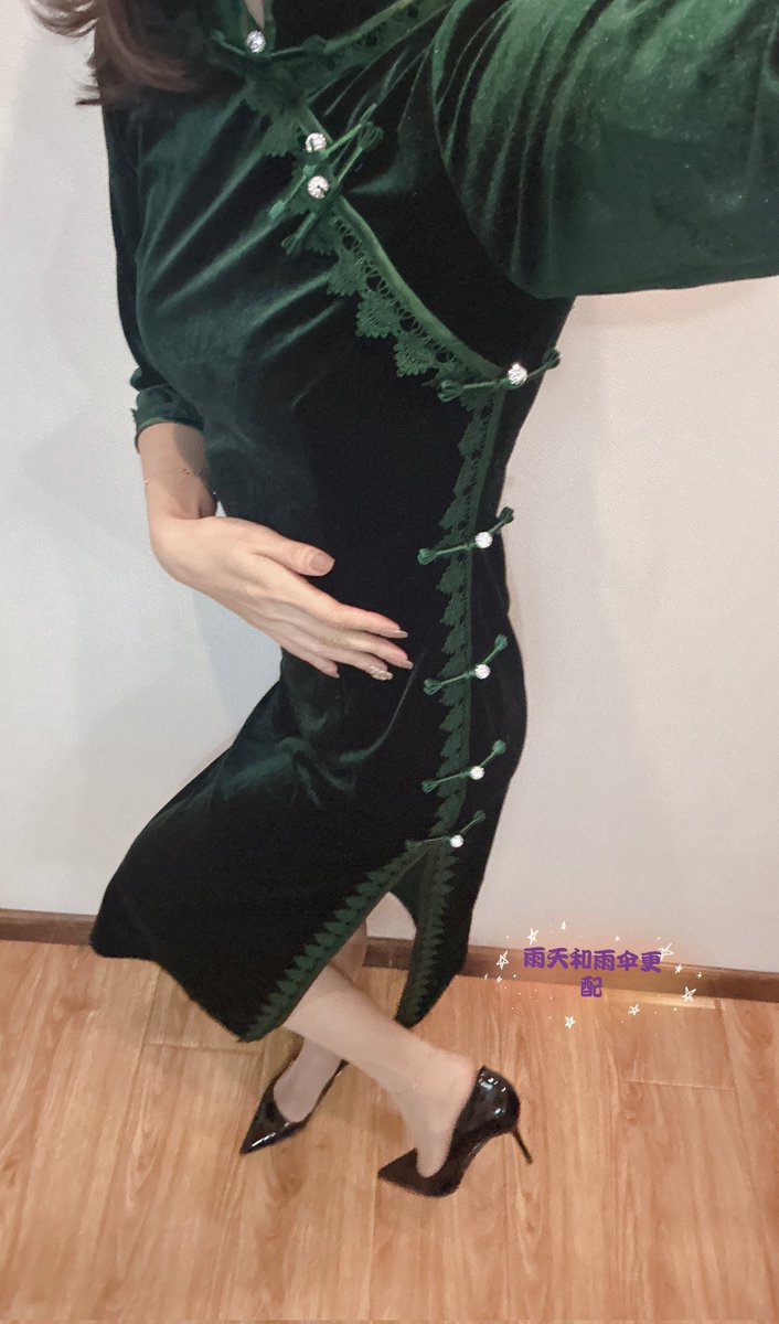 第一次看我穿旗袍吧？😊
丝袜是诗婉家的清肌系列，超级隐形
🧦：@shiwansilkivate
#诗婉Silkivate
#pantyhose #stocking  #丝袜控 #高跟鞋 #裤里丝 #OL #连裤袜 #玉足 #丝袜 #美腿 #丝足
@2blackstocking 
@hutuiaitewo
@SKphotoSK https://t.co/hZ3kSkpUW6