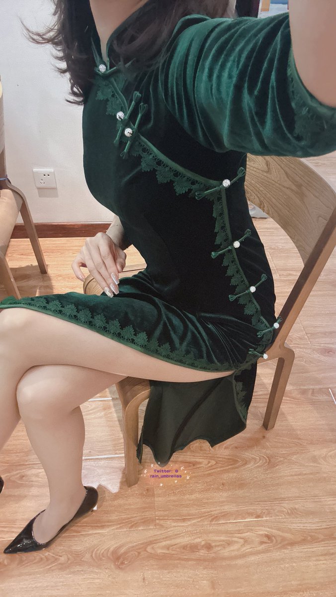 第一次看我穿旗袍吧？😊
丝袜是诗婉家的清肌系列，超级隐形
🧦：@shiwansilkivate
#诗婉Silkivate
#pantyhose #stocking  #丝袜控 #高跟鞋 #裤里丝 #OL #连裤袜 #玉足 #丝袜 #美腿 #丝足
@2blackstocking 
@hutuiaitewo
@SKphotoSK https://t.co/hZ3kSkpUW6