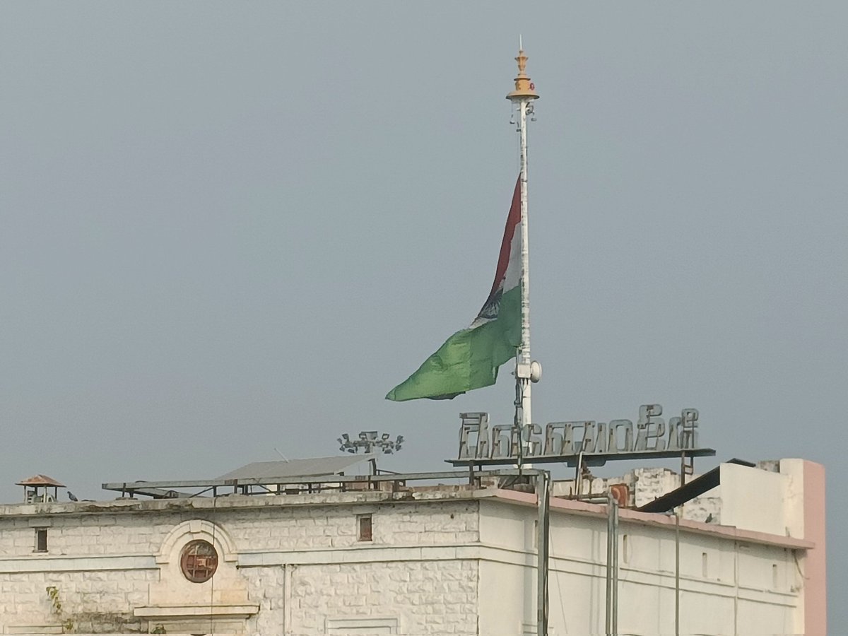 vvgrao1989's tweet photo. @PMOIndia @RailMinIndia @drmsecunderabad 

Improper Indian flag maintenance. It's filled with dirt and looks unwashed. Kindly look into it, it's pride of nation.

Secunderabad junction platform 1. https://t.co/nveFYG4vwn