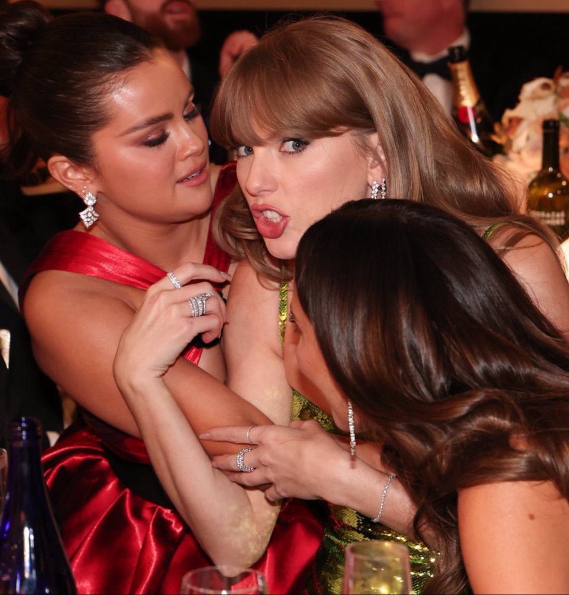SwiftNYC's tweet image. Taylena MEME of the YEAR 😂 #GoldenGlobes