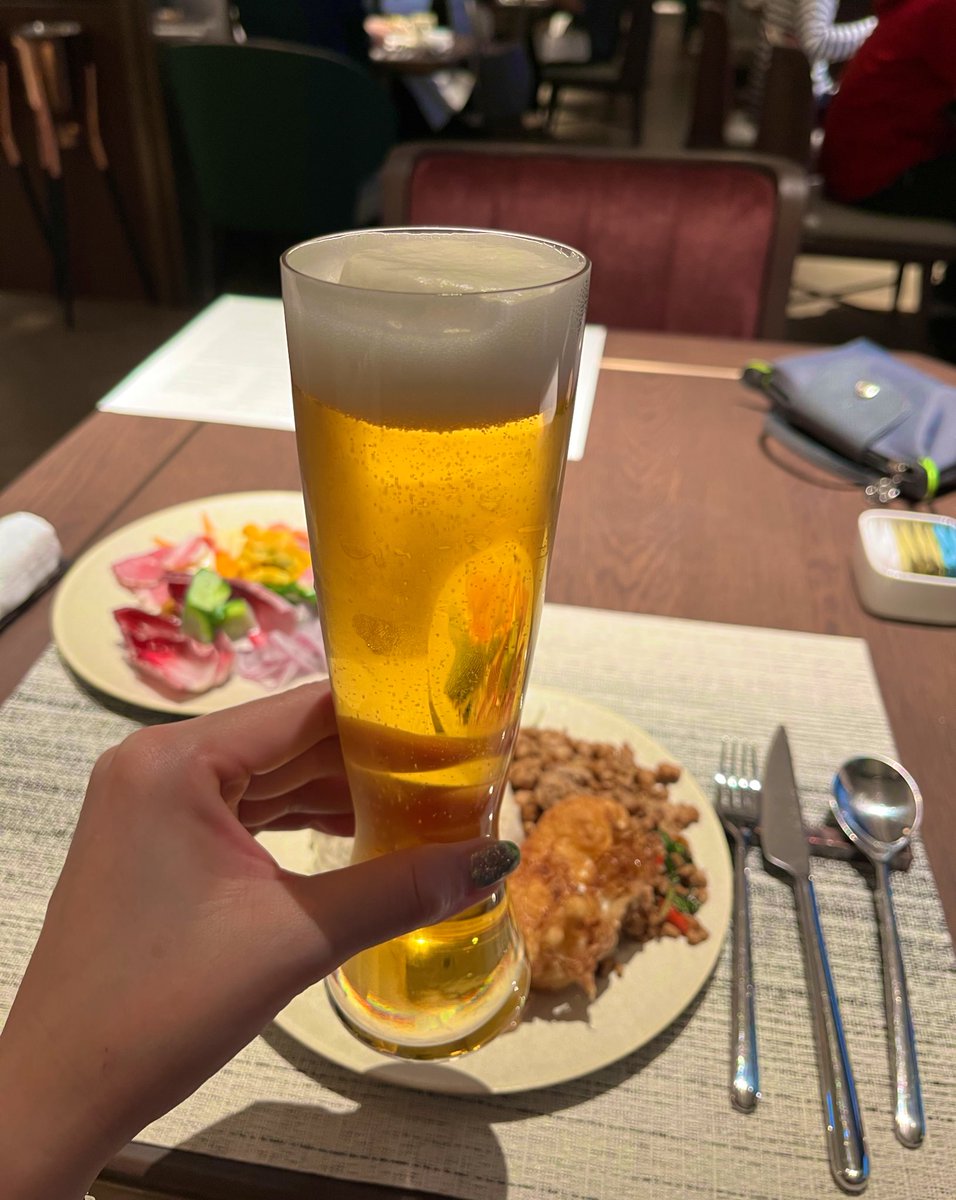 k_gokigen's tweet photo. 先ほど遅めの朝食を頂いてきました。
私はタイスペシャリテからガパオライス→デザートはワッフルのフルーツ添え、紅茶はTWGデュシタニオリジナルブレンドを。
セミビュッフェ台はサラダ・チーズ、和食、パン、ドリンク、フルーツ台5つ。こちら素材が良いです。
#デュシタニ京都
#Ayatana https://t.co/0DUVDa1yBc