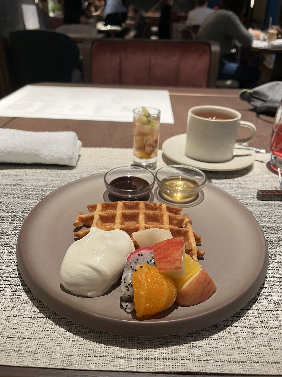 k_gokigen's tweet photo. 先ほど遅めの朝食を頂いてきました。
私はタイスペシャリテからガパオライス→デザートはワッフルのフルーツ添え、紅茶はTWGデュシタニオリジナルブレンドを。
セミビュッフェ台はサラダ・チーズ、和食、パン、ドリンク、フルーツ台5つ。こちら素材が良いです。
#デュシタニ京都
#Ayatana https://t.co/0DUVDa1yBc