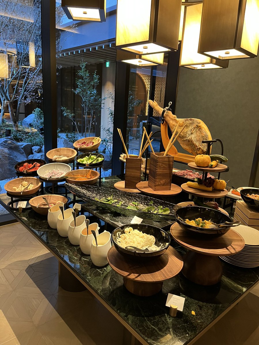 k_gokigen's tweet photo. 先ほど遅めの朝食を頂いてきました。
私はタイスペシャリテからガパオライス→デザートはワッフルのフルーツ添え、紅茶はTWGデュシタニオリジナルブレンドを。
セミビュッフェ台はサラダ・チーズ、和食、パン、ドリンク、フルーツ台5つ。こちら素材が良いです。
#デュシタニ京都
#Ayatana https://t.co/0DUVDa1yBc