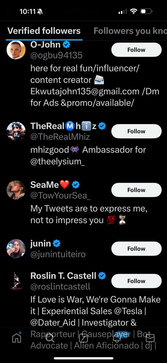 peterjordan's tweet photo. Choquei teve uma perda orgânica de seguidores, absurda, quando explodiu a fake news, perdendo mais de 70 mil seguidores num único dia e, durante mais de uma semana, só saiu gente. 

Aí, milagrosamente, sem nenhuma nova postagem, o perfil começou a ter novos seguidores. E ficou assim por uma semana.

Durante esse período, é lógico que o perfil continuou tendo milhares de seguidores dando unfollow, mas a entrada de novos seguidores estava sendo superior a saída. Por isso terminava o dia no positivo.

Então nos últimos dois dias o número de unfollows voltou a ser maior. Aliás, muito maior.

Ok, agora vou dizer o que eu acho: desde que estourou a fake news a Choquei só vem tendo saída de seguidor. Pra não ficar feio, começaram a comprar seguidores no dia 25 (onde a saída já foi bem menor). No dia 6 eles pararam de comprar seguidores porque acharam que com a volta dos posts o número ficaria no positivo e bem… não ficou. Veja a segunda imagem. São os últimos “novos” seguidores da Choquei. Todos estrangeiros. Para que gringos seguiriam um perfil de fofoca brasileiro?

Posso estar errado? Lógico. Mas acho que acertei hein.